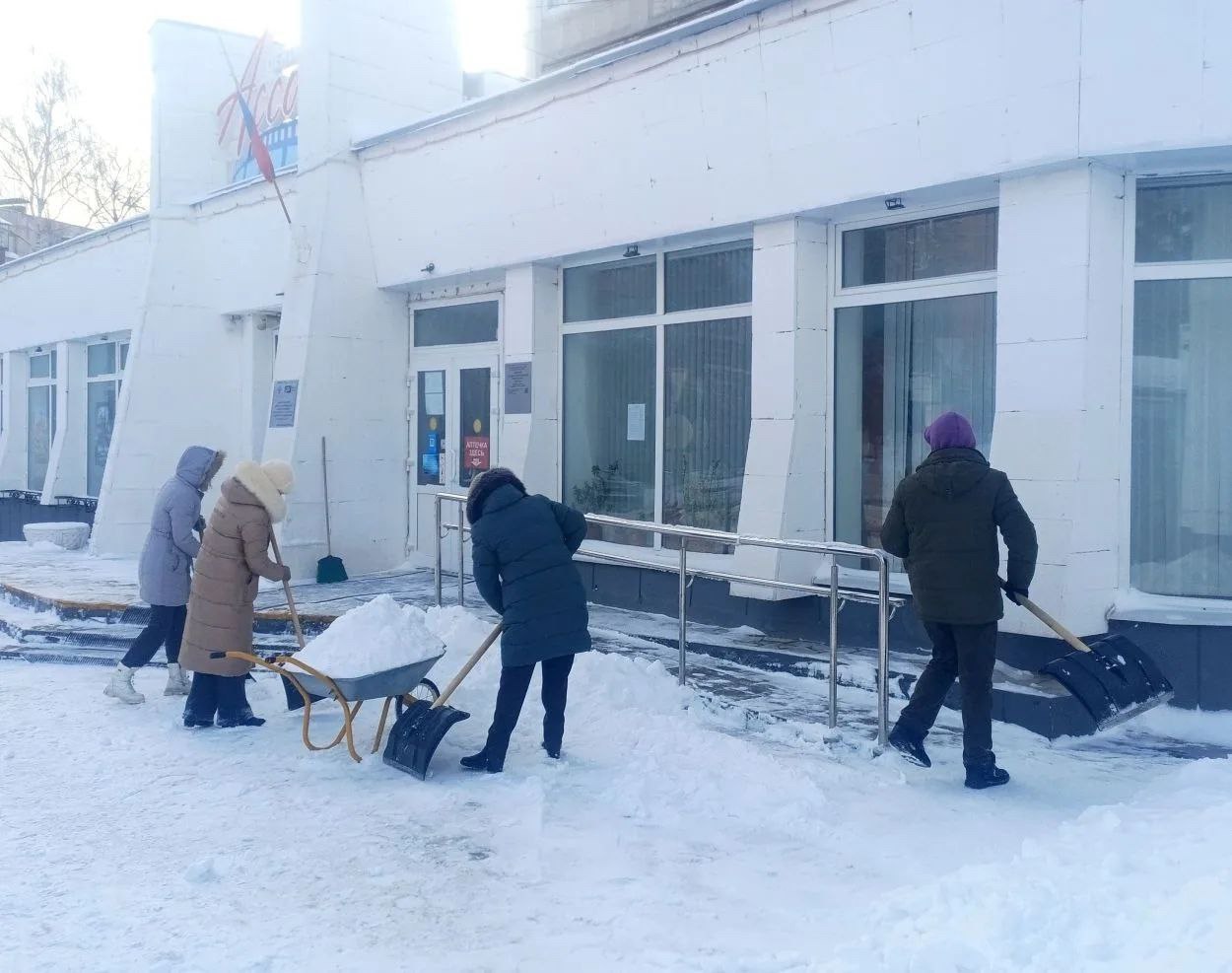 Курск после снегопада. На помощь технике и коммунальщикам вышли добровольцы, работники различных организаций и городской администрации Курск после снегопада. На помощь технике и коммунальщикам вышли добровольцы, работники различных организаций и городской администрации