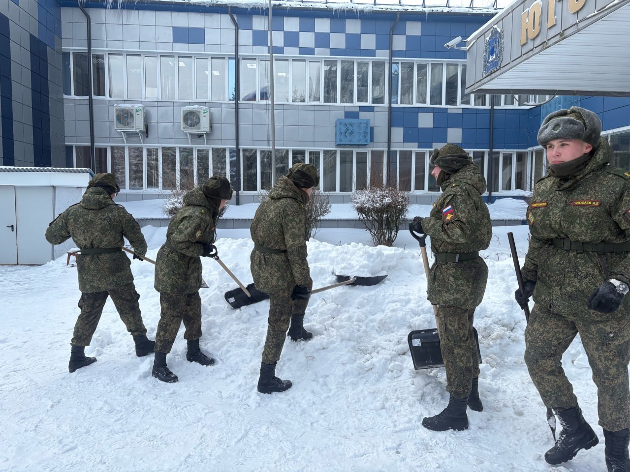 Курск после снегопада. На помощь технике и коммунальщикам вышли добровольцы, работники различных организаций и городской администрации Курск после снегопада. На помощь технике и коммунальщикам вышли добровольцы, работники различных организаций и городской администрации