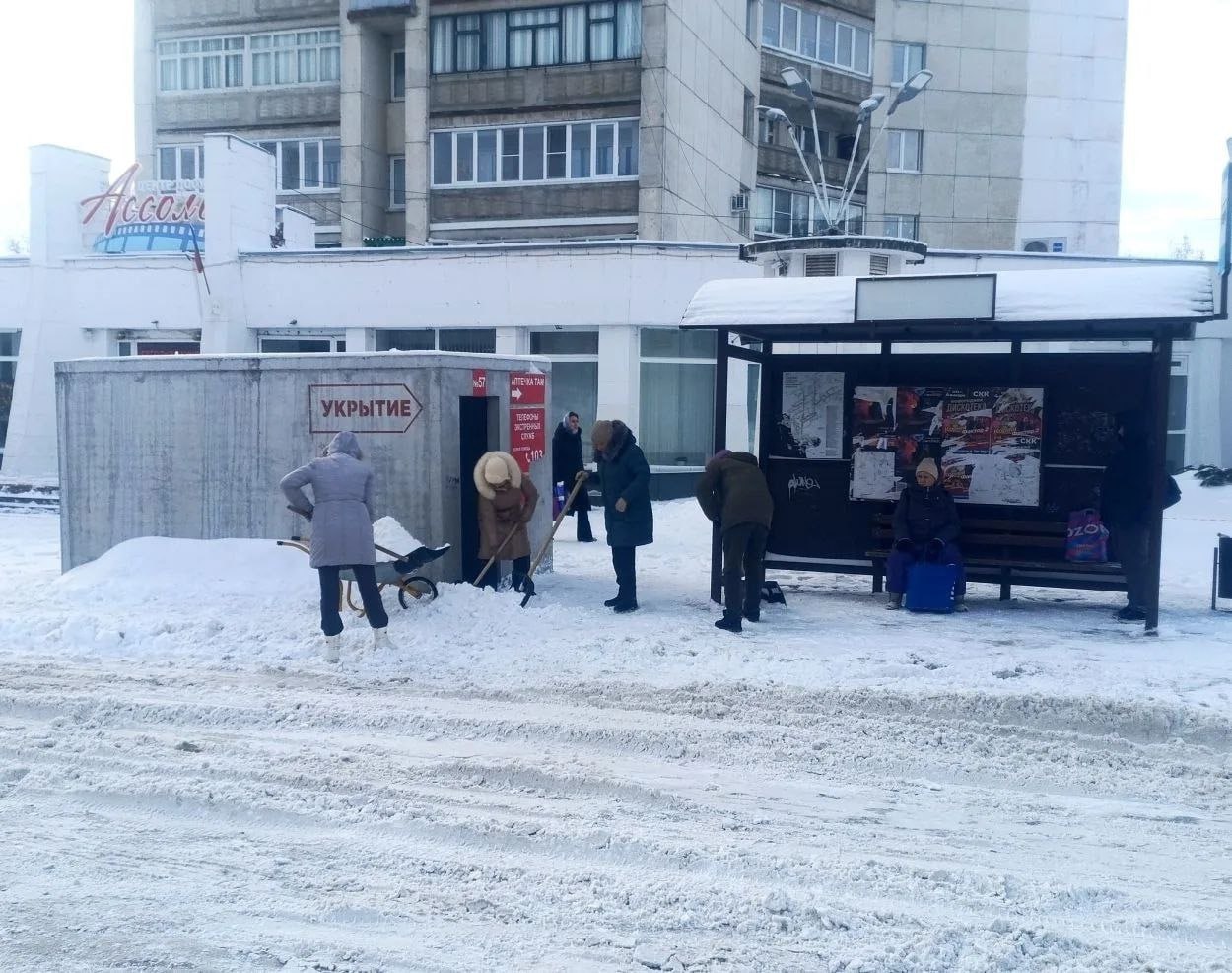 Курск после снегопада. На помощь технике и коммунальщикам вышли добровольцы, работники различных организаций и городской администрации Курск после снегопада. На помощь технике и коммунальщикам вышли добровольцы, работники различных организаций и городской администрации