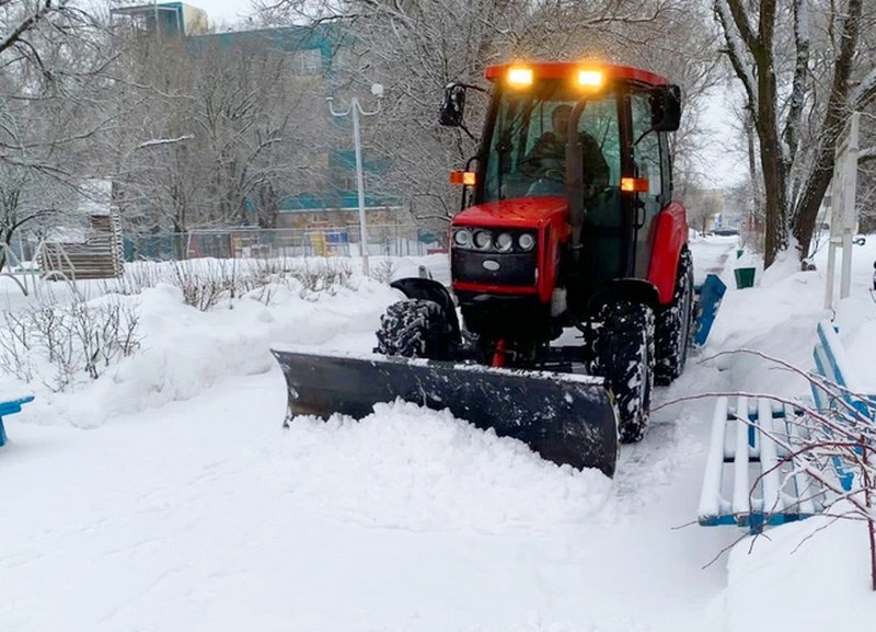 Аномальные снегопады в Курской области резко повысили спрос на аренду тракторов и уборку снега