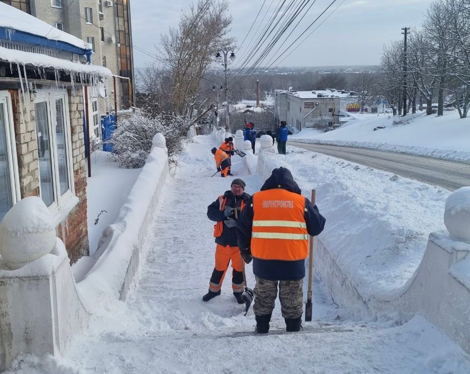 Курск после снегопада. На помощь технике и коммунальщикам вышли добровольцы, работники различных организаций и городской администрации Курск после снегопада. На помощь технике и коммунальщикам вышли добровольцы, работники различных организаций и городской администрации