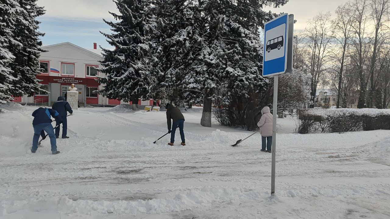 Курск после снегопада. На помощь технике и коммунальщикам вышли добровольцы, работники различных организаций и городской администрации Курск после снегопада. На помощь технике и коммунальщикам вышли добровольцы, работники различных организаций и городской администрации