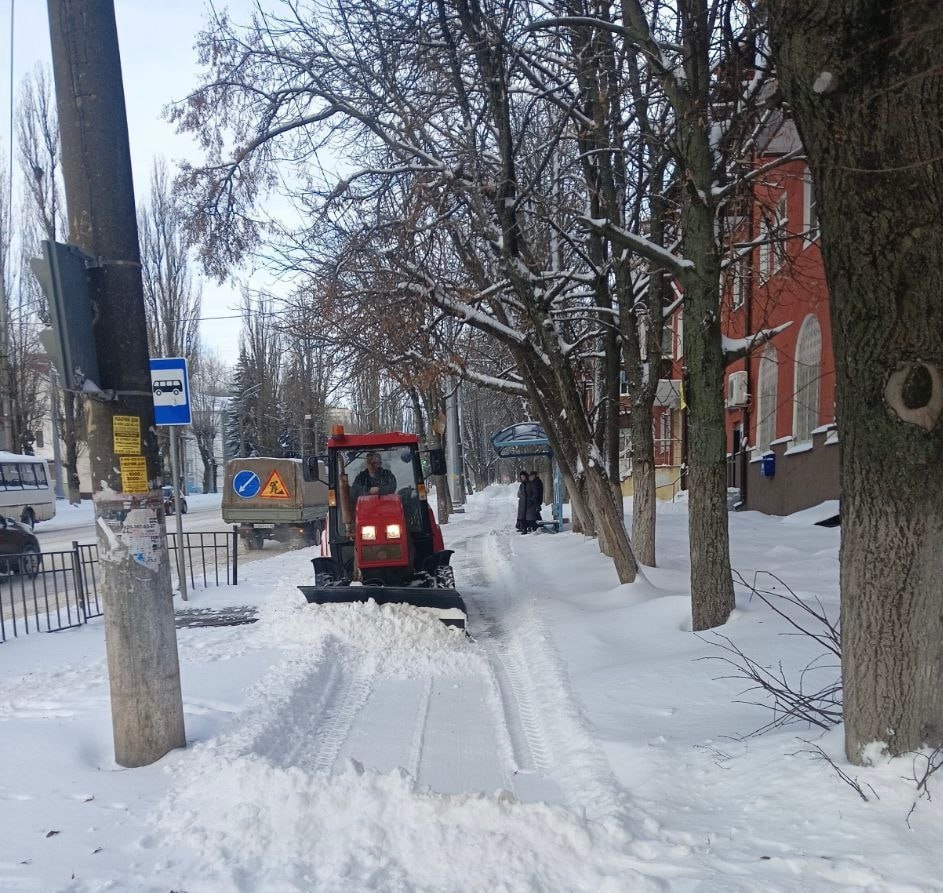 Курск после снегопада. На помощь технике и коммунальщикам вышли добровольцы, работники различных организаций и городской администрации Курск после снегопада. На помощь технике и коммунальщикам вышли добровольцы, работники различных организаций и городской администрации