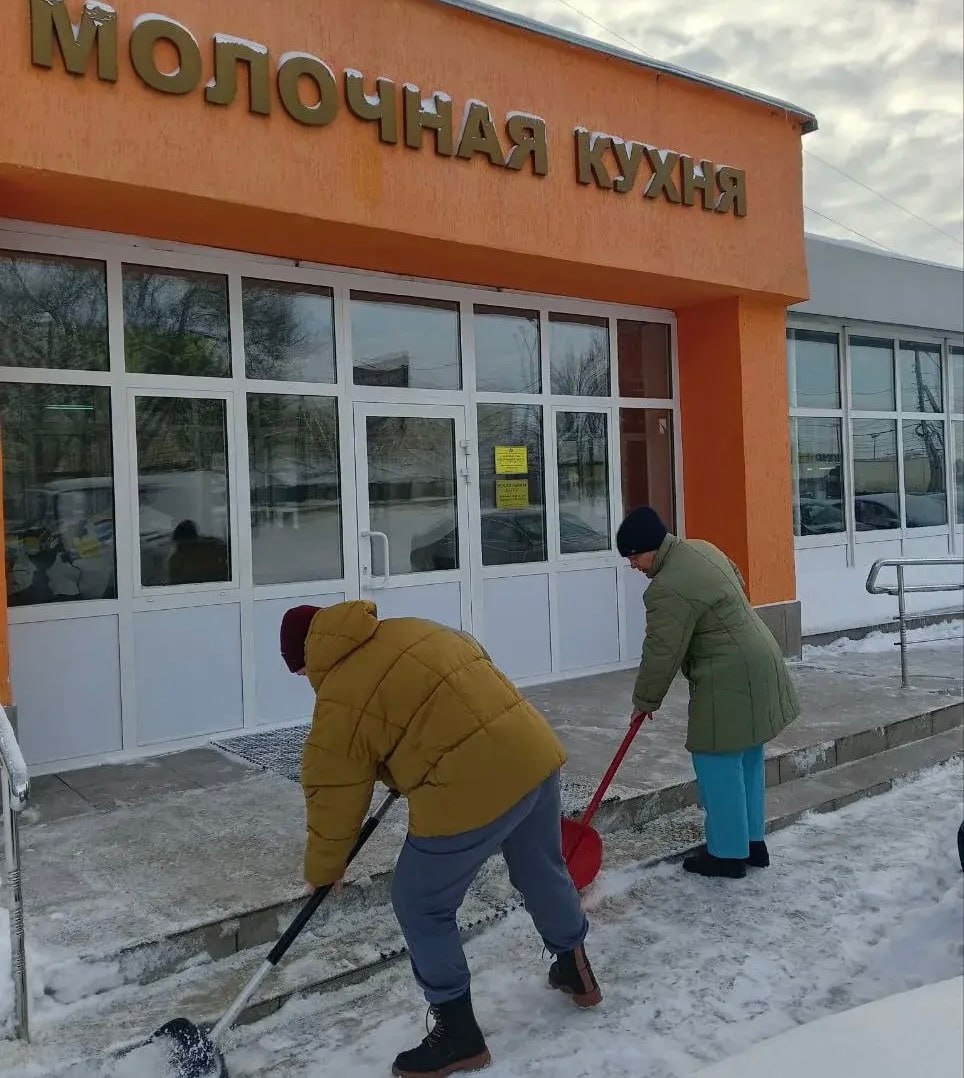 Курск после снегопада. На помощь технике и коммунальщикам вышли добровольцы, работники различных организаций и городской администрации Курск после снегопада. На помощь технике и коммунальщикам вышли добровольцы, работники различных организаций и городской администрации