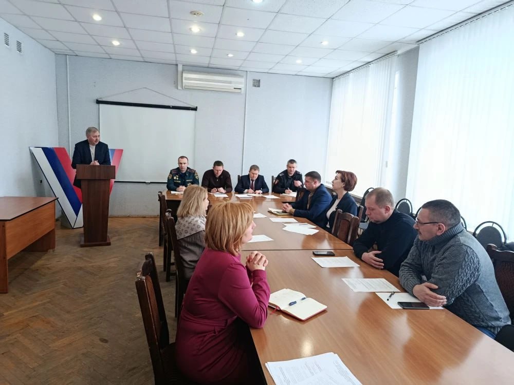 В администрации Железнодорожного округа состоялось заседание комиссии по чрезвычайным ситуациям, на котором обсуждались меры по предупреждению пожаров