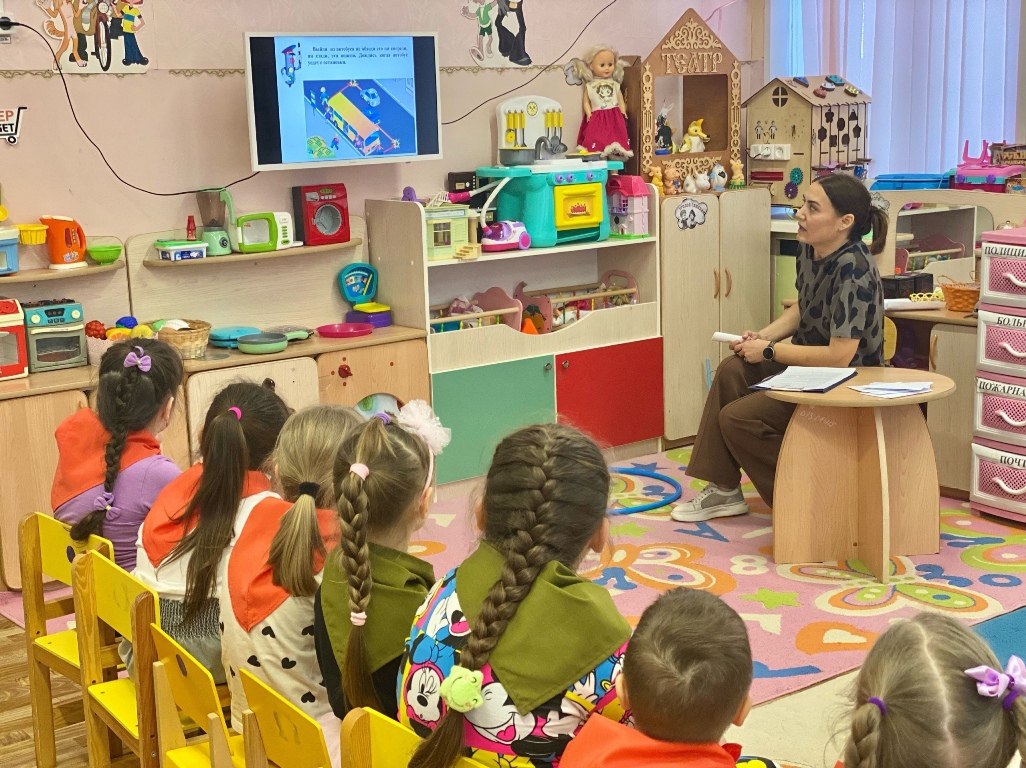 В целях предупреждения детского дорожно-транспортного травматизма, сотрудники железногорской Госавтоинспекции приняли участие в занятии «Правила дорожного движения » в детском саду №31 В целях предупреждения детского дорожно-транспортного травматизма, сотрудники железногорской Госавтоинспекции приняли участие в занятии «Правила дорожного движения » в детском саду №31