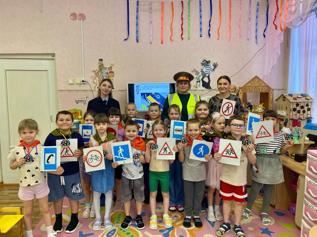В целях предупреждения детского дорожно-транспортного травматизма, сотрудники железногорской Госавтоинспекции приняли участие в занятии «Правила дорожного движения » в детском саду №31 В целях предупреждения детского дорожно-транспортного травматизма, сотрудники железногорской Госавтоинспекции приняли участие в занятии «Правила дорожного движения » в детском саду №31