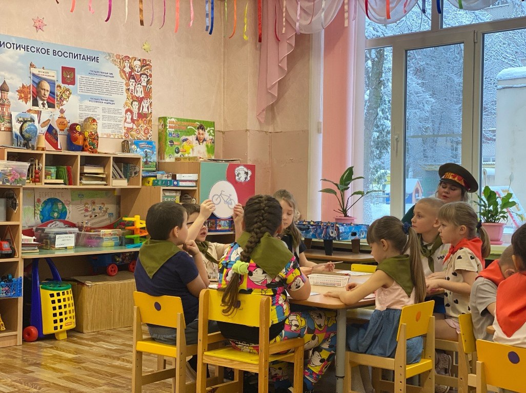 В целях предупреждения детского дорожно-транспортного травматизма, сотрудники железногорской Госавтоинспекции приняли участие в занятии «Правила дорожного движения » в детском саду №31