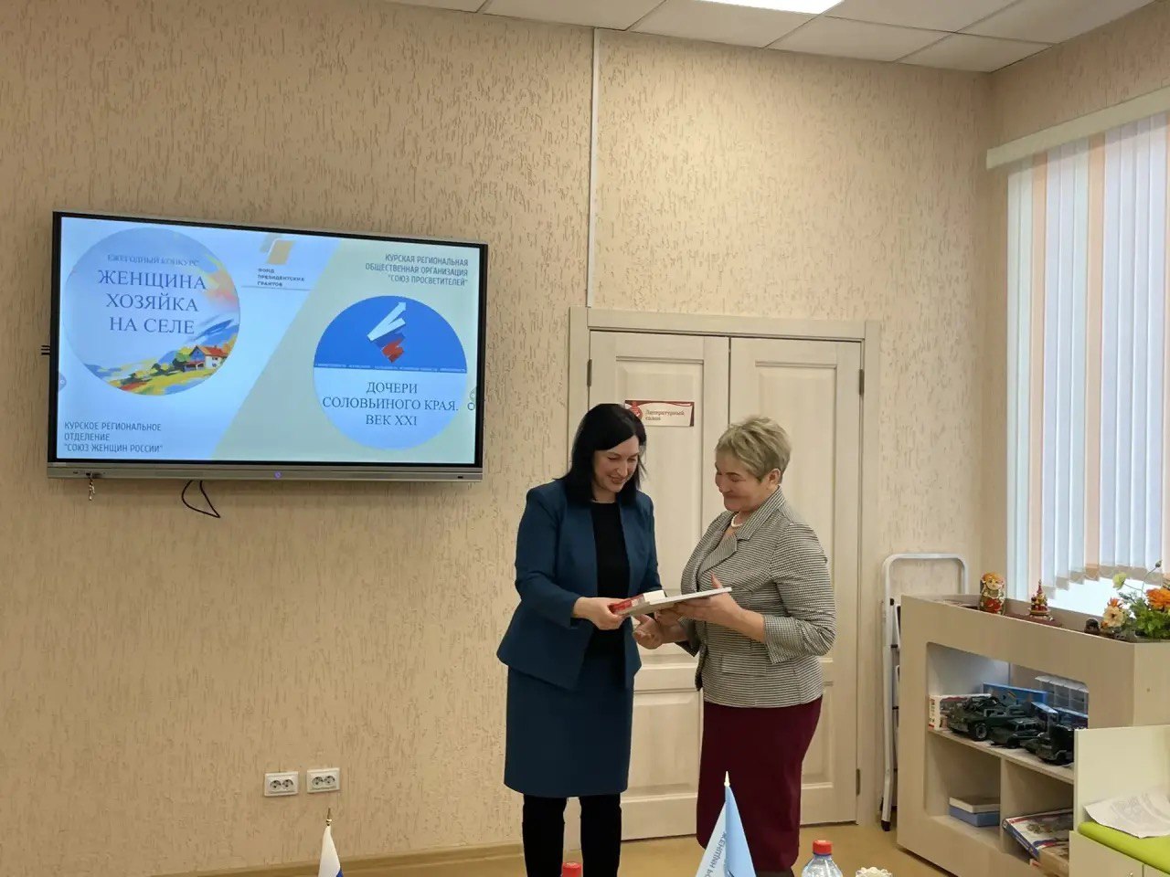 На площадке Дмитриевской межпоселенческой библиотеки состоялся муниципальный этап третьего регионального конкурса «Женщина – хозяйка на селе» На площадке Дмитриевской межпоселенческой библиотеки состоялся муниципальный этап третьего регионального конкурса «Женщина – хозяйка на селе»