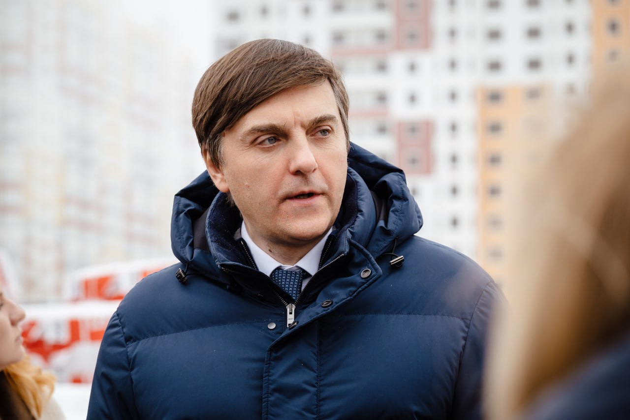 В ходе рабочего визита в Курскую область министр просвещения РФ Сергей Кравцов посетил строящуюся школу на проспекте Надежды Плевицкой в Курске В ходе рабочего визита в Курскую область министр просвещения РФ Сергей Кравцов посетил строящуюся школу на проспекте Надежды Плевицкой в Курске