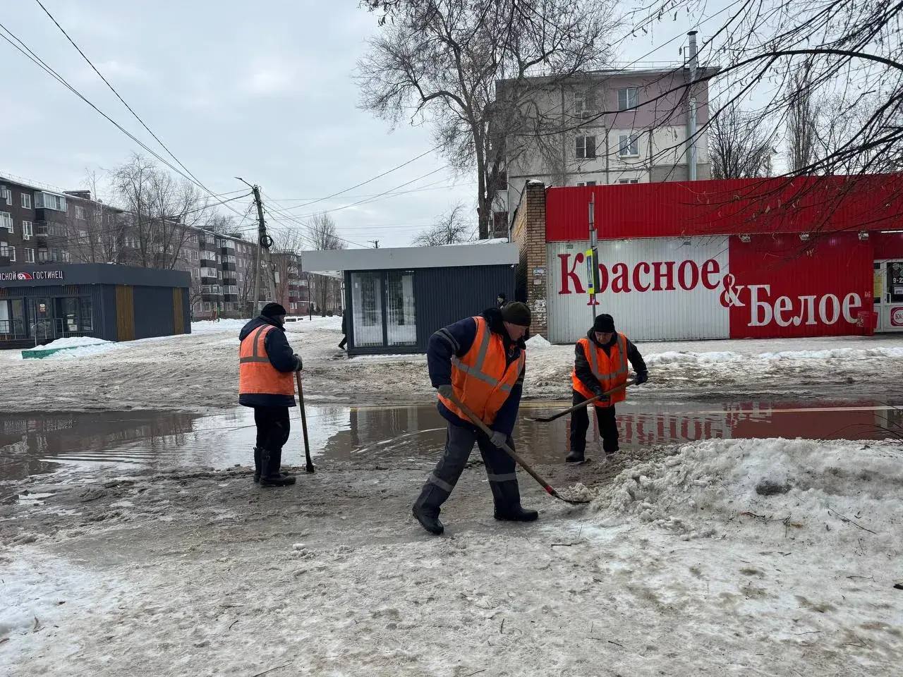 В Сеймском округе Курска продолжается активная борьба со снегом и наледью В Сеймском округе Курска продолжается активная борьба со снегом и наледью