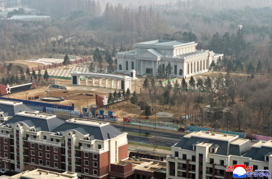 Ким Чен Ын проинспектировал строительство Мемориального музея, посвящённого военнослужащим Корейской народной армии, участвовавшим в освобождении Курской области Ким Чен Ын проинспектировал строительство Мемориального музея, посвящённого военнослужащим Корейской народной армии, участвовавшим в освобождении Курской области