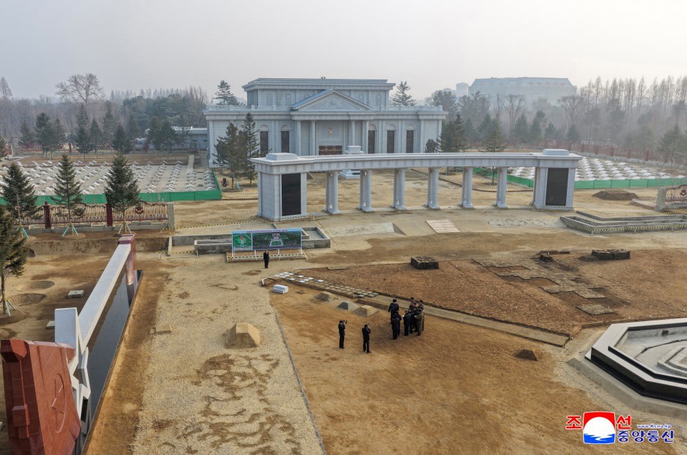 Ким Чен Ын проинспектировал строительство Мемориального музея, посвящённого военнослужащим Корейской народной армии, участвовавшим в освобождении Курской области Ким Чен Ын проинспектировал строительство Мемориального музея, посвящённого военнослужащим Корейской народной армии, участвовавшим в освобождении Курской области