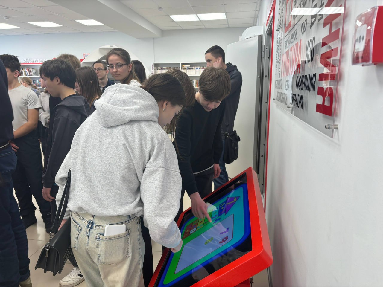 В Центральной городской библиотеке для молодежи им. А.А. Фета прошла экскурсия «Библиотека будущего: путешествие в мир знаний» В Центральной городской библиотеке для молодежи им. А.А. Фета прошла экскурсия «Библиотека будущего: путешествие в мир знаний»