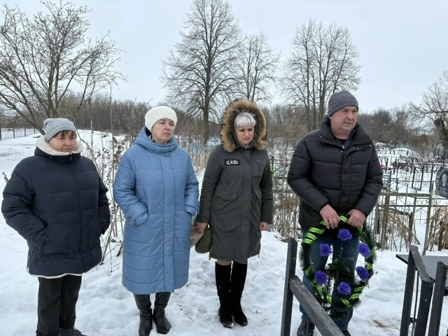 В селе 2-е Поныри, в преддверии 37-й годовщины вывода советских войск из Афганистана, прошёл митинг, на котором участники возложили цветы к могиле героя Владимира Тихоновича Стекачева В селе 2-е Поныри, в преддверии 37-й годовщины вывода советских войск из Афганистана, прошёл митинг, на котором участники возложили цветы к могиле героя Владимира Тихоновича Стекачева