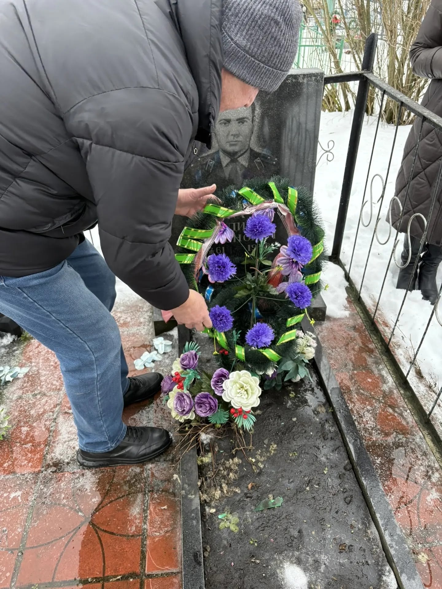 В селе 2-е Поныри, в преддверии 37-й годовщины вывода советских войск из Афганистана, прошёл митинг, на котором участники возложили цветы к могиле героя Владимира Тихоновича Стекачева В селе 2-е Поныри, в преддверии 37-й годовщины вывода советских войск из Афганистана, прошёл митинг, на котором участники возложили цветы к могиле героя Владимира Тихоновича Стекачева