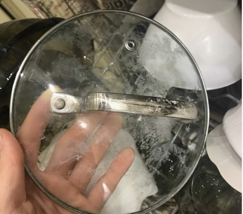 Секреты безупречной посуды: как избежать разводов и пятен после мытья в посудомойке