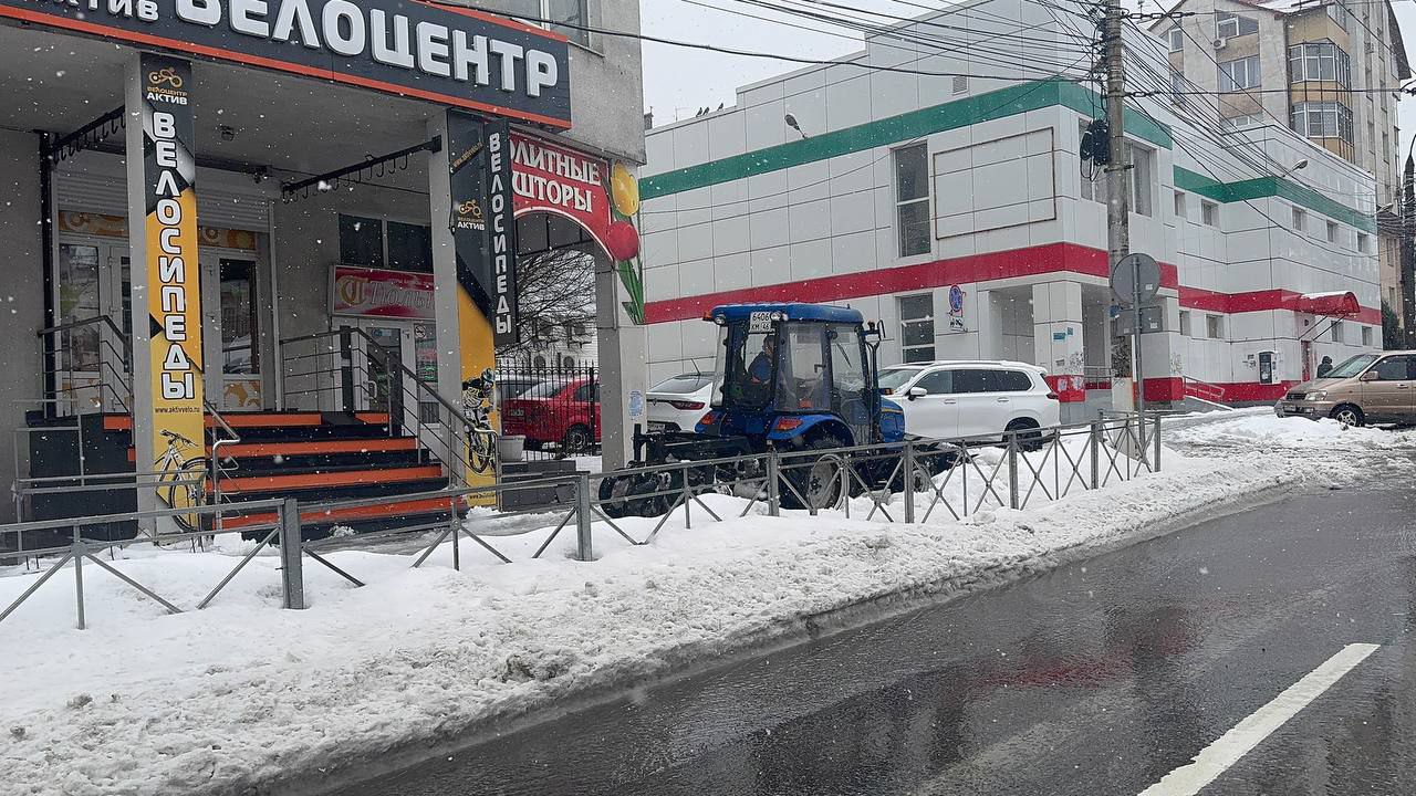 На Красной Армии очищают остановки и дороги для комфорта курян На Красной Армии очищают остановки и дороги для комфорта курян