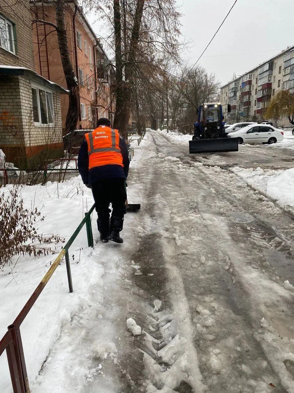 Сотрудники администрации Железнодорожного округа продолжают следить за соблюдением правил благоустройства Сотрудники администрации Железнодорожного округа продолжают следить за соблюдением правил благоустройства