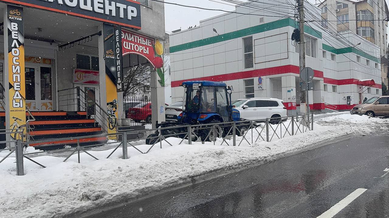 На Красной Армии очищают остановки и дороги для комфорта курян На Красной Армии очищают остановки и дороги для комфорта курян