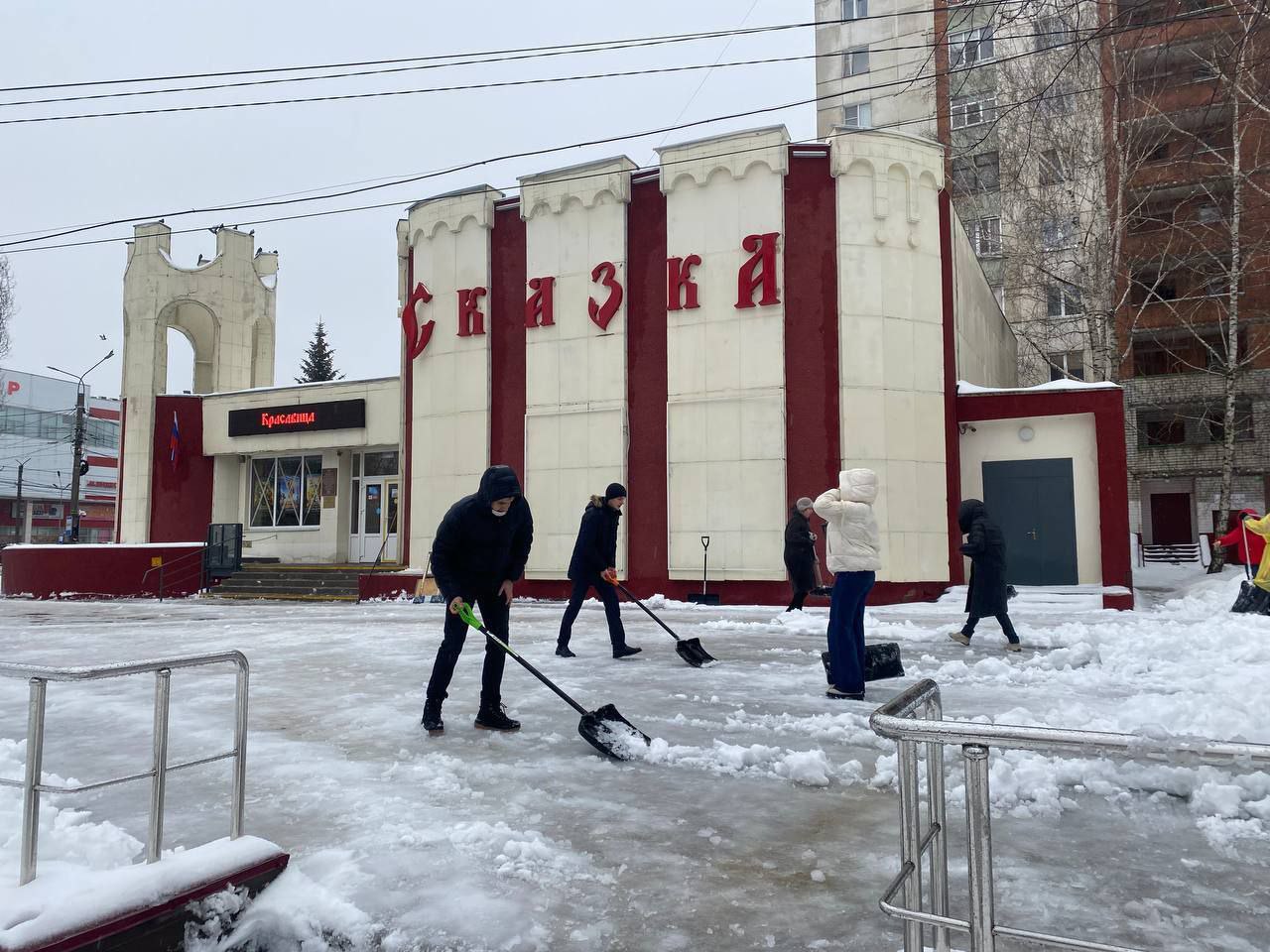 Коллектив курского центра досуга «Сказка» убрал снег около учреждения Коллектив курского центра досуга «Сказка» убрал снег около учреждения