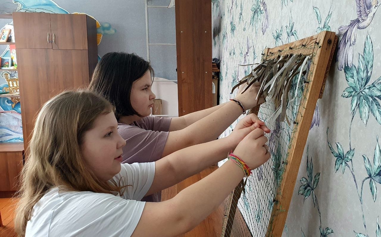 Участники добровольческого отряда «Ручейки добра» Щигровского центра соцпомощи «Импульс» продолжают оказывать помощь военнослужащим, находящимся в зоне специальной военной операции, и изготавливать для них маскировочные... Участники добровольческого отряда «Ручейки добра» Щигровского центра соцпомощи «Импульс» продолжают оказывать помощь военнослужащим, находящимся в зоне специальной военной операции, и изготавливать для них маскировочные...