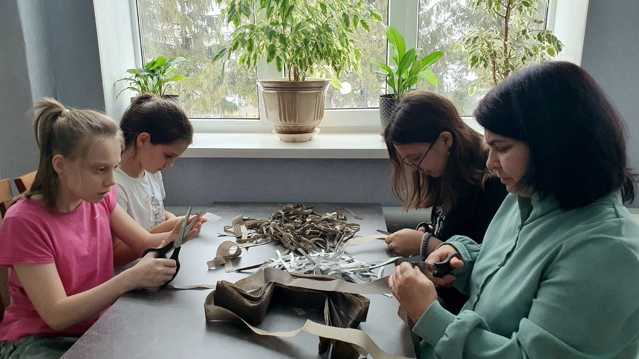 Участники добровольческого отряда «Ручейки добра» Щигровского центра соцпомощи «Импульс» продолжают оказывать помощь военнослужащим, находящимся в зоне специальной военной операции, и изготавливать для них маскировочные...