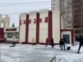 Коллектив курского центра досуга «Сказка» убрал снег около учреждения