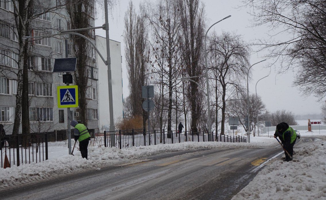 В Курчатове продолжается активная работа по очистке улиц и дорог от снега