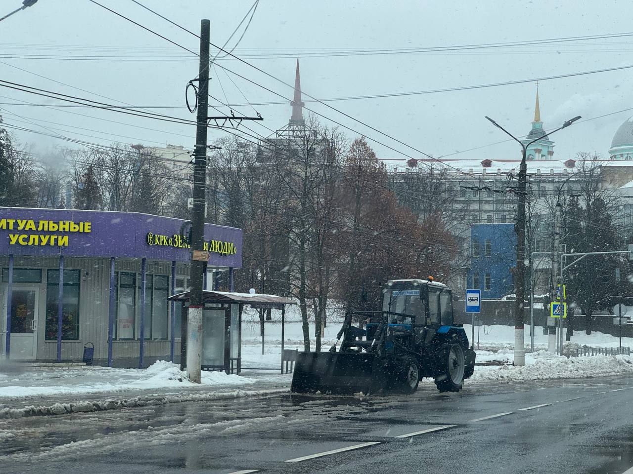 На Красной Армии очищают остановки и дороги для комфорта курян На Красной Армии очищают остановки и дороги для комфорта курян