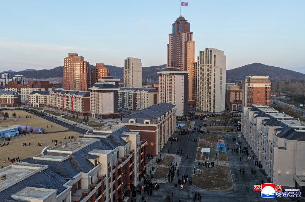 Ким Чен Ын открыл в Пхеньяне улицу Героев Курской битвы Ким Чен Ын открыл в Пхеньяне улицу Героев Курской битвы