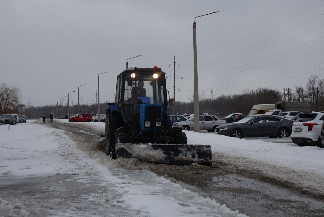 В Курчатове продолжается активная работа по очистке улиц и дорог от снега В Курчатове продолжается активная работа по очистке улиц и дорог от снега