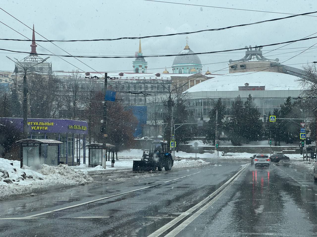 На Красной Армии очищают остановки и дороги для комфорта курян На Красной Армии очищают остановки и дороги для комфорта курян