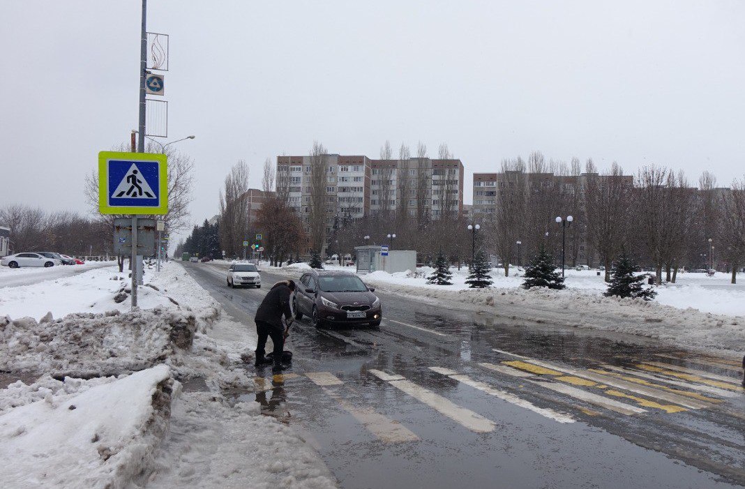 В Курчатове продолжается активная работа по очистке улиц и дорог от снега В Курчатове продолжается активная работа по очистке улиц и дорог от снега
