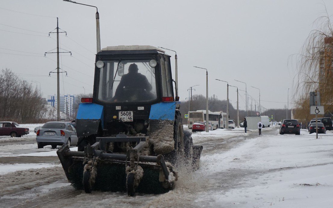 В Курчатове продолжается активная работа по очистке улиц и дорог от снега В Курчатове продолжается активная работа по очистке улиц и дорог от снега