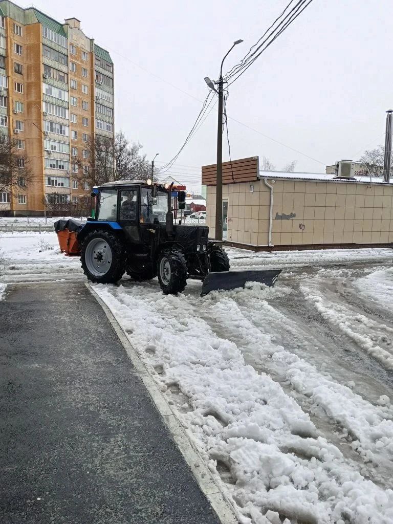 В Сеймском округе Курска продолжают приводить в порядок дворы В Сеймском округе Курска продолжают приводить в порядок дворы