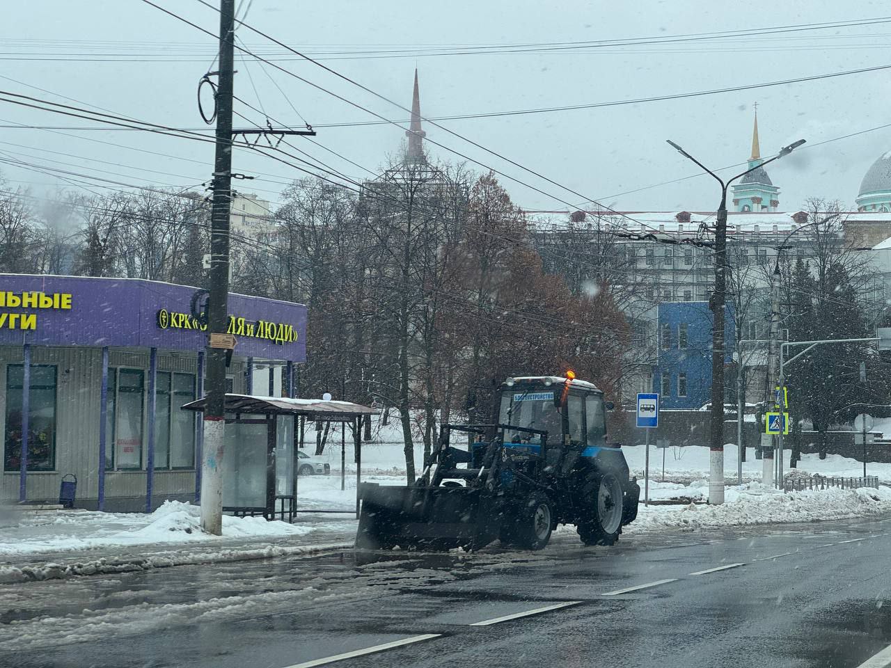 На Красной Армии очищают остановки и дороги для комфорта курян На Красной Армии очищают остановки и дороги для комфорта курян