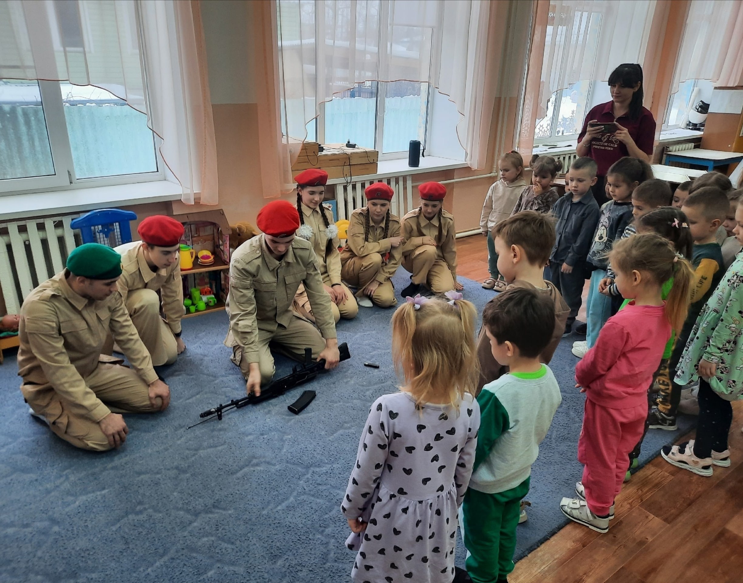В преддверии Дня защитника Отечества юнармейцы Фатежской СОШ 2 совместно с активистами волонтерского отряда "Данко" провели увлекательное мероприятие для воспитанников старших групп «Росточек» и "Лучики" МКДОУ "Детский сад... В преддверии Дня защитника Отечества юнармейцы Фатежской СОШ 2 совместно с активистами волонтерского отряда "Данко" провели увлекательное мероприятие для воспитанников старших групп «Росточек» и "Лучики" МКДОУ "Детский сад...