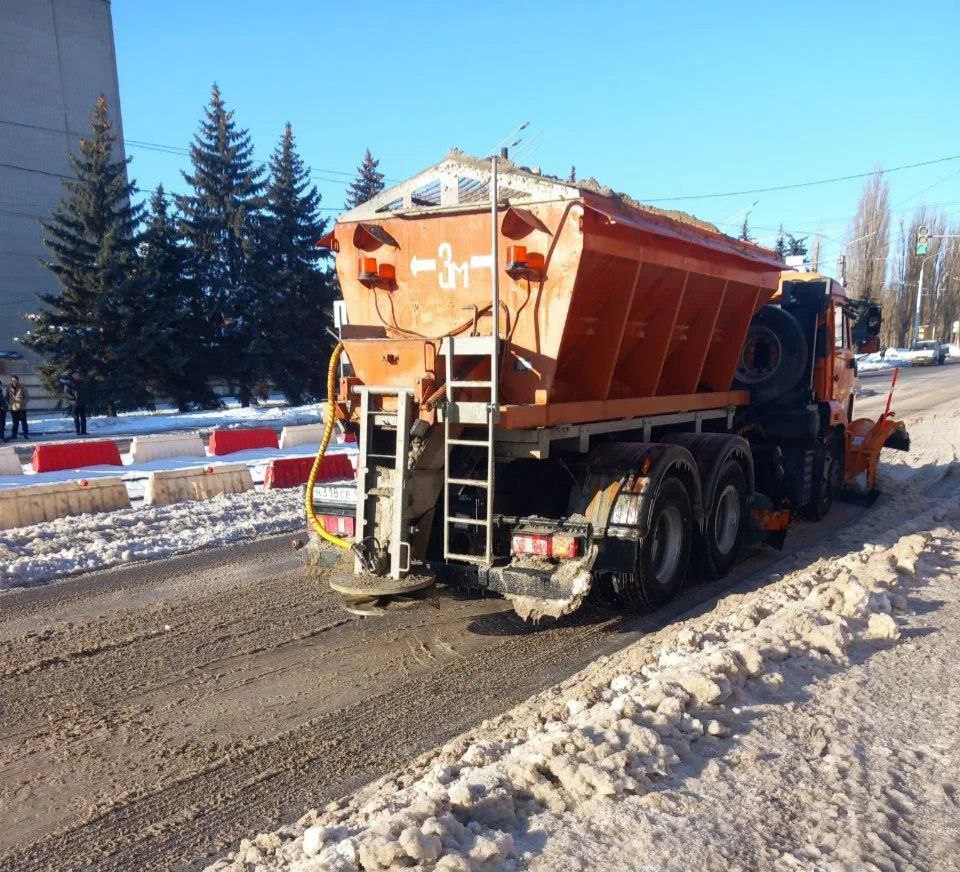 Всю ночь подрядные организации работали на дорогах Курска Всю ночь подрядные организации работали на дорогах Курска