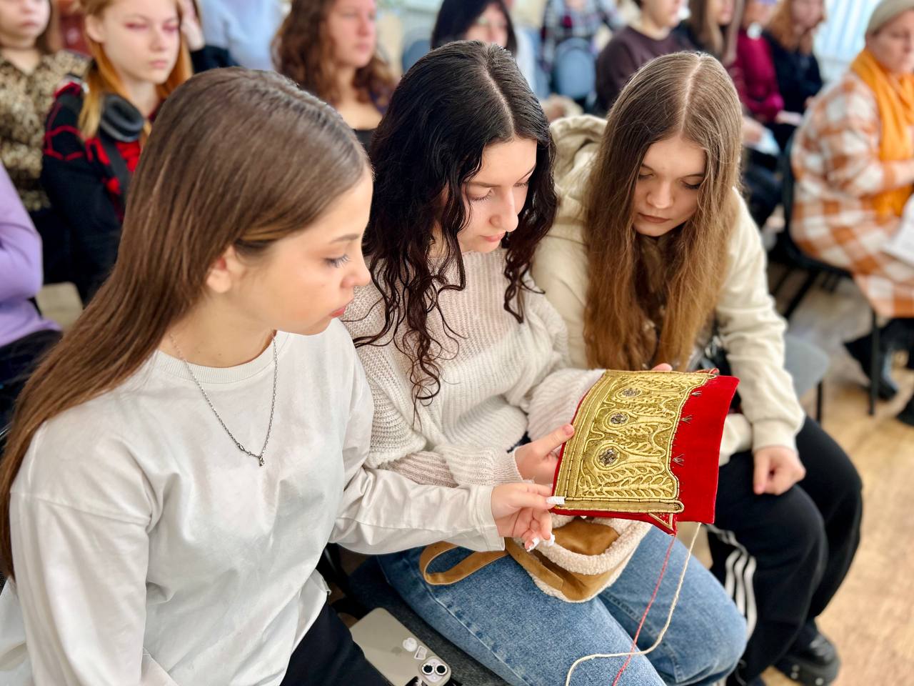 Курские школьницы примерили традиционные наряды предков Курские школьницы примерили традиционные наряды предков