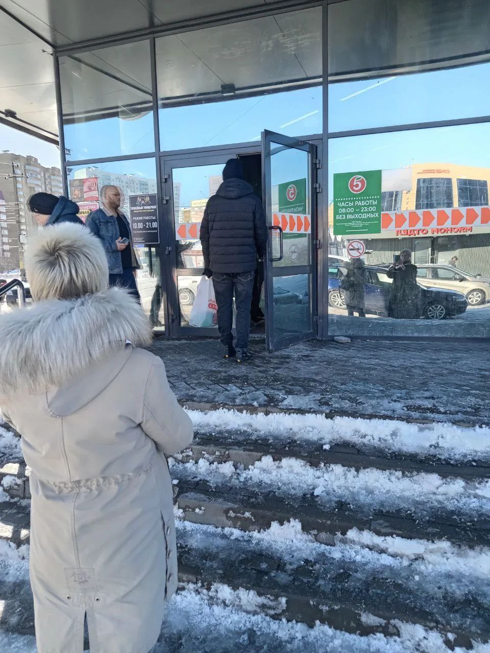 Сотрудники отдела потребительского рынка администрации Центрального округа Курска проверили санитарное состояние территории Сотрудники отдела потребительского рынка администрации Центрального округа Курска проверили санитарное состояние территории