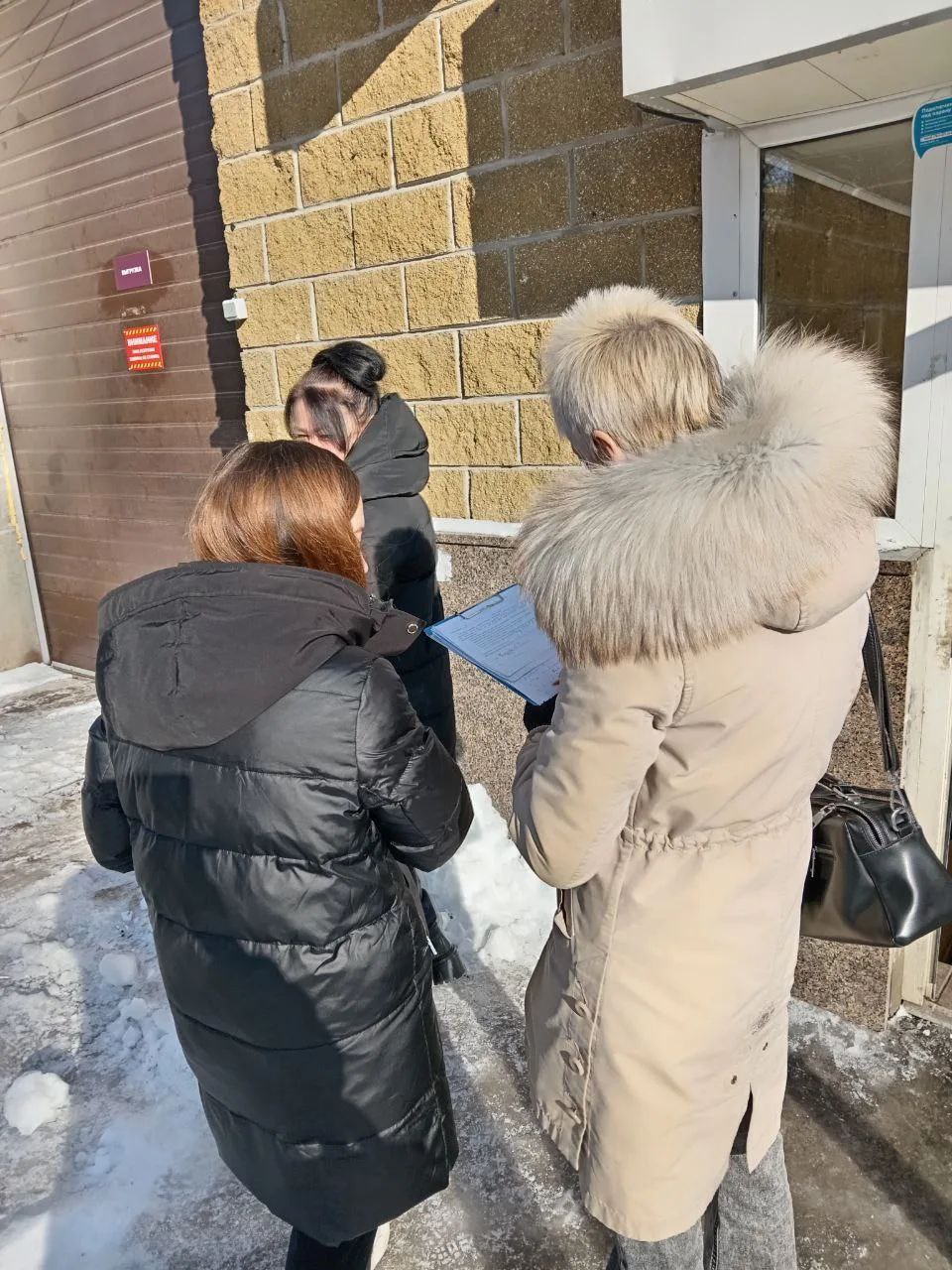 Сотрудники отдела потребительского рынка администрации Центрального округа Курска проверили санитарное состояние территории Сотрудники отдела потребительского рынка администрации Центрального округа Курска проверили санитарное состояние территории