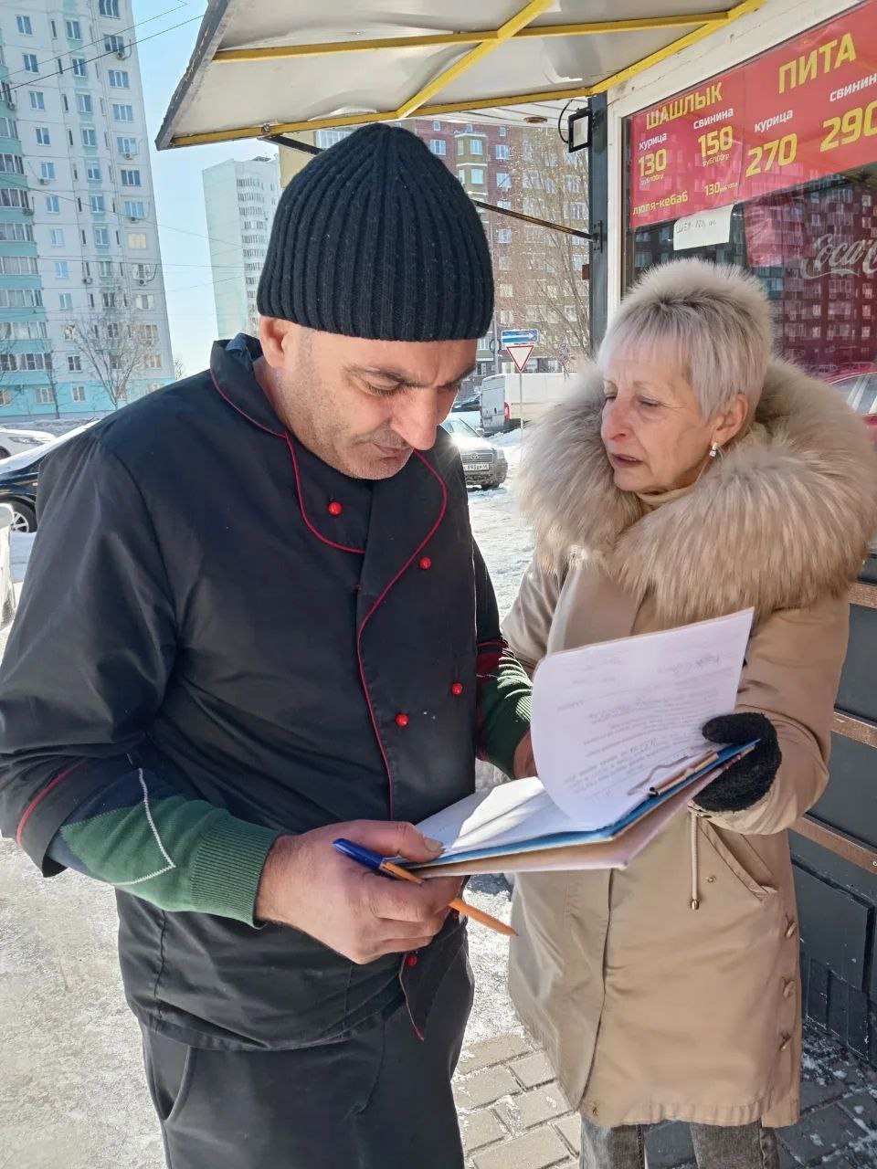 Сотрудники отдела потребительского рынка администрации Центрального округа Курска проверили санитарное состояние территории Сотрудники отдела потребительского рынка администрации Центрального округа Курска проверили санитарное состояние территории