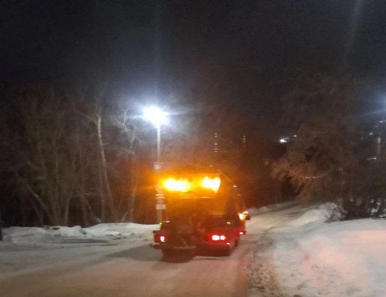 Всю ночь подрядные организации работали на дорогах Курска Всю ночь подрядные организации работали на дорогах Курска