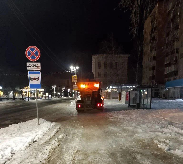 Всю ночь подрядные организации работали на дорогах Курска Всю ночь подрядные организации работали на дорогах Курска