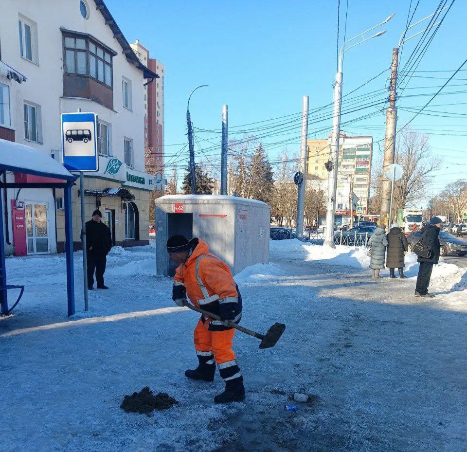 Всю ночь подрядные организации работали на дорогах Курска Всю ночь подрядные организации работали на дорогах Курска