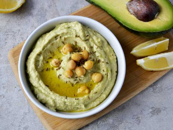 Средиземноморский хумус с оливками и авокадо: наслаждение в каждой ложке