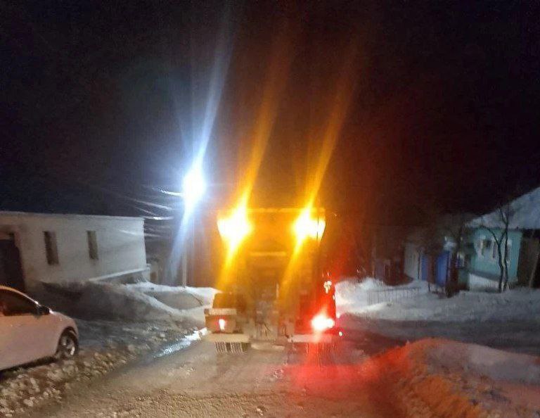 Всю ночь подрядные организации работали на дорогах Курска Всю ночь подрядные организации работали на дорогах Курска