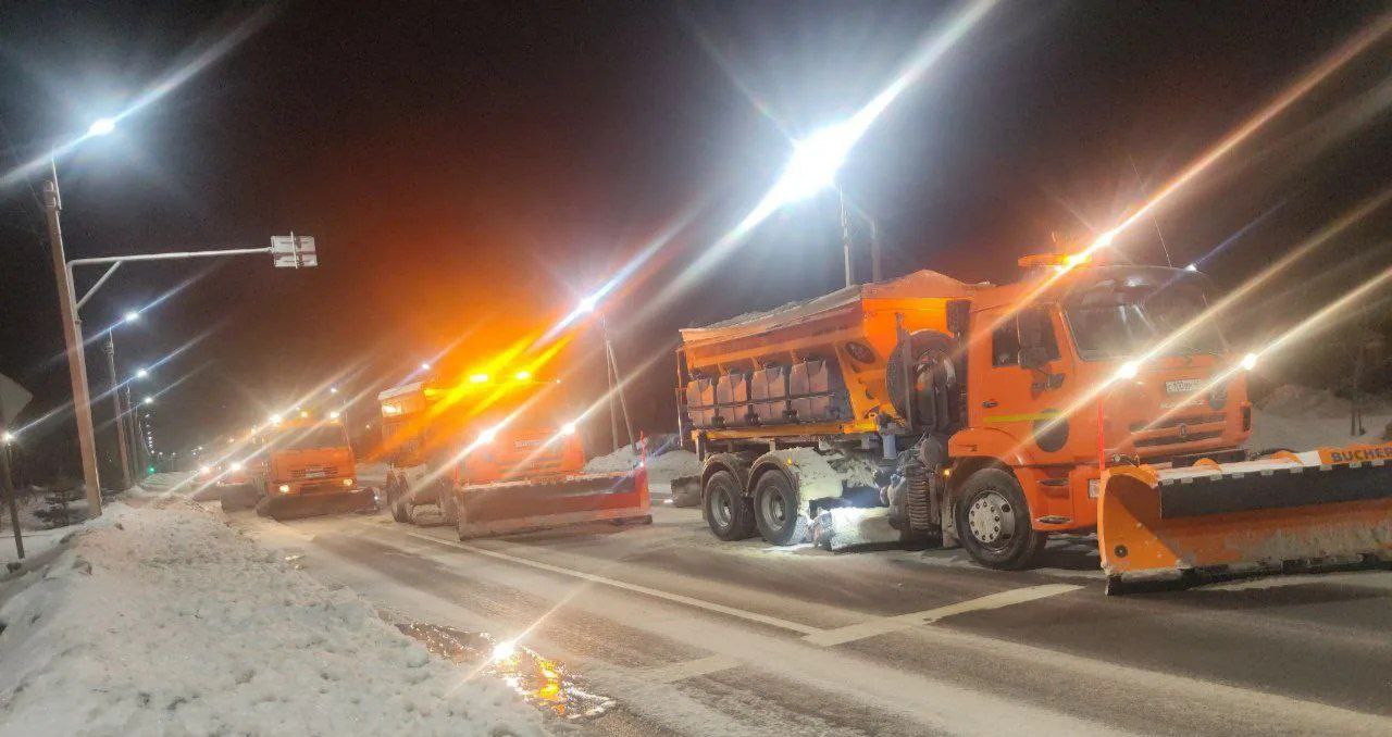 Всю ночь подрядные организации работали на дорогах Курска Всю ночь подрядные организации работали на дорогах Курска