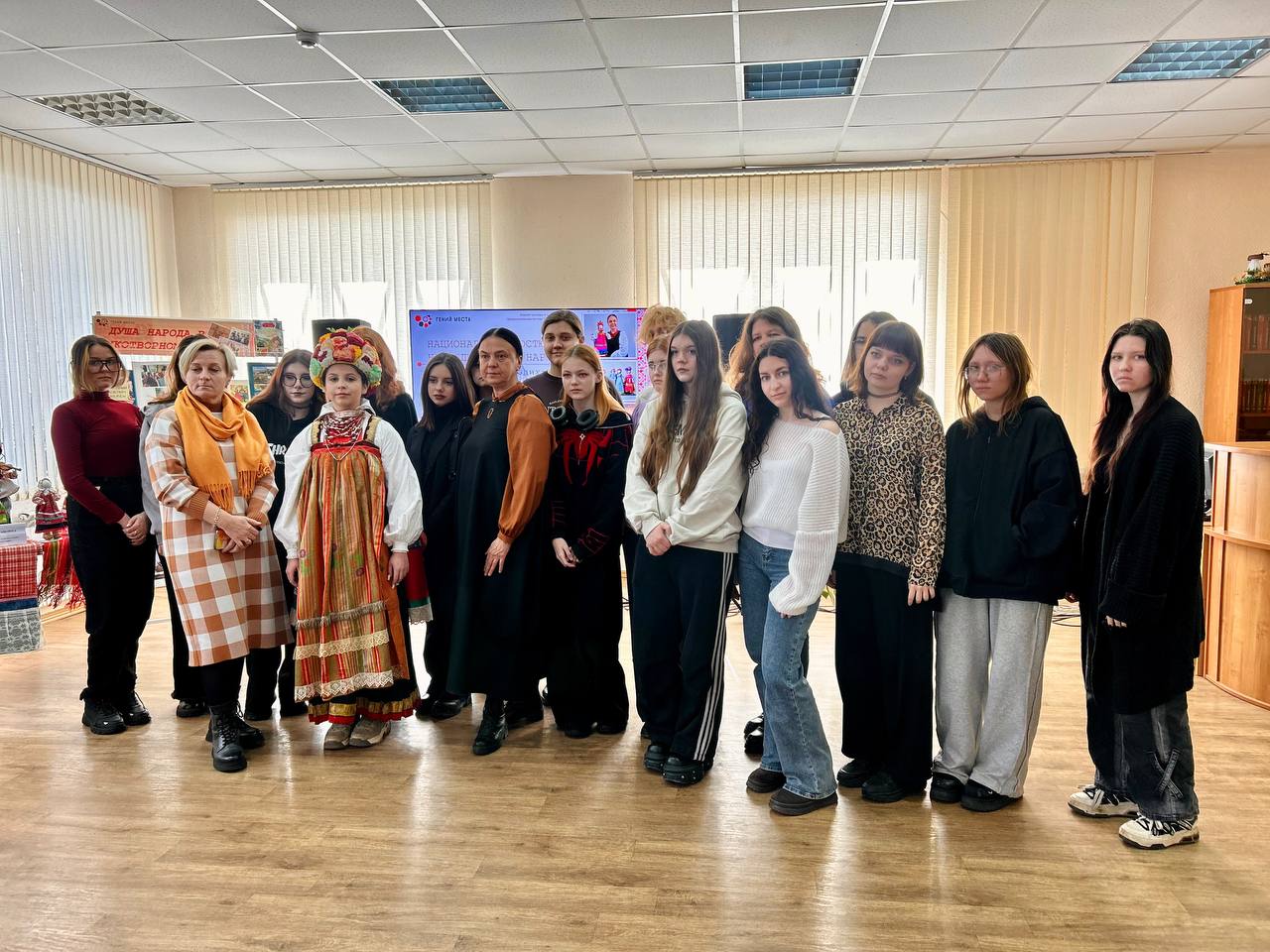 Курские школьницы примерили традиционные наряды предков Курские школьницы примерили традиционные наряды предков